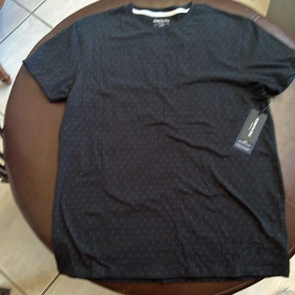 NWT KENNETH COLE BLACK T-SHIRT WITH SUBTLE NAVY PATTERN SIZE L - Picture 1 of 5